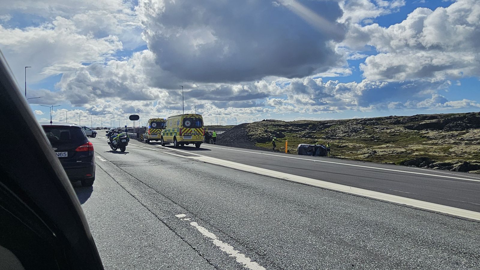 Harður á­rekstur á Reykja­nes­braut