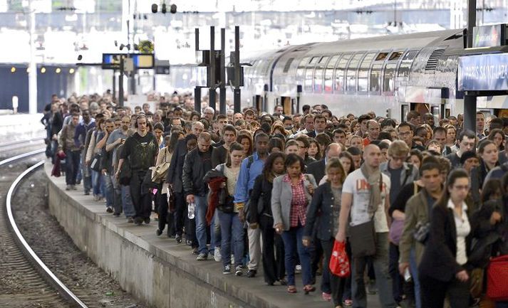 Örtröð myndaðist á Saint Lazare-lestarstöðinni í París í verkfalli starfsmanna franska lestarfyrirtækisins SNCF í gær. Stéttarfélög andsnúin umbótaaðgerðum franskra stjórnvalda á lestarkerfinu, sem ákveðin voru í maílok, kölluðu eftir verkfallinu.
