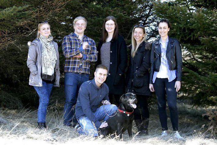 Andrea Gunnarsdóttir, Davíð Karl Wiium, Berglind Dúna Sigurðardóttir, Aníta Arnþórsdóttir, Elfa Björnsdóttir, Axel Ingi Kristinsson og hundurinn Askur. 