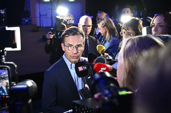 Ulf Kristersson forsætisráðherra ræðir við fjölmiðla á kosningavöku Moderaterna í gærkvöldi.