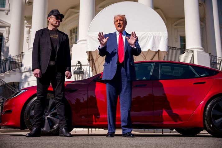 Trump keypti sér Teslu í mars, sem var hálfgerð stuðningsyfirlýsing við Musk. Nú vill hann selja bílinn.