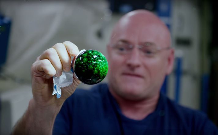 Scott Kelly að leika sér með stóran vatnsdropa.