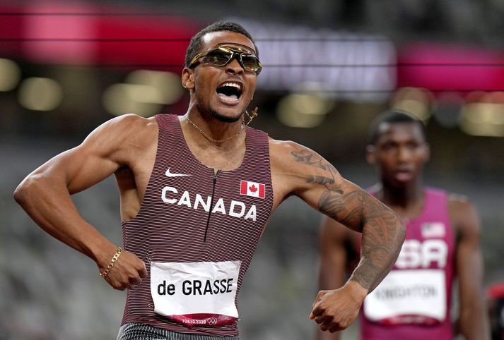 Andre De Grasse fagnar sigri sínum í 200 metra hlaupinu í dag.