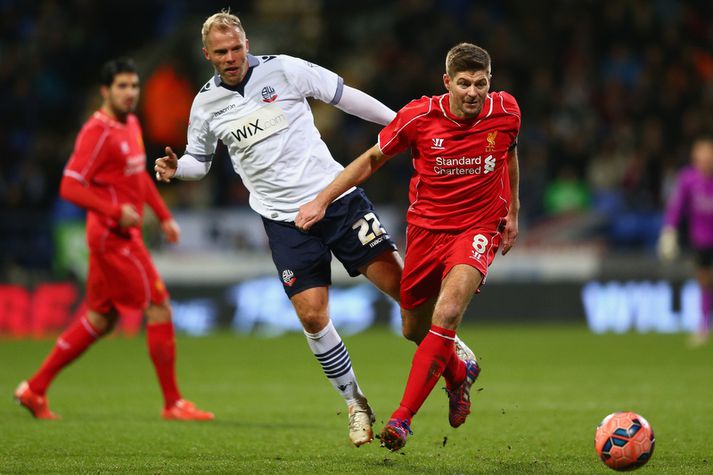 Eiður Smári Guðjohnsen skoraði fyrir Bolton úr víti en Steven Gerrard og félagar fóru áfram.