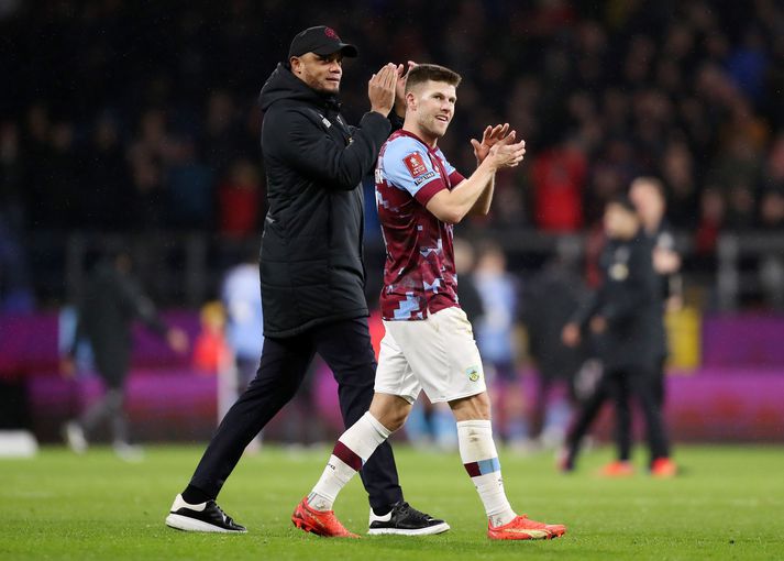 Kompany og Jóhann Berg hafa átt mjög vel saman hjá Burnley 