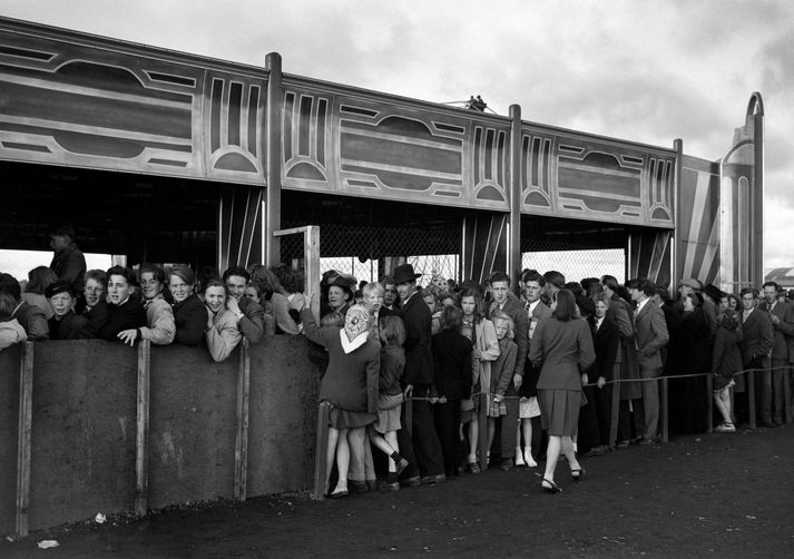 1947. Hópur af fólki í röð til að komast í bílabrautina.