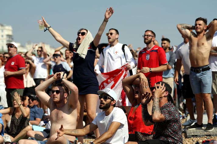 Stressaðir stuðningsmenn Englands fylgjast með.