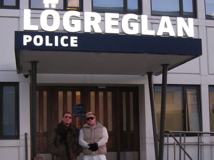 Gummi birtir mynd af sér ásamt Villa Vill. 