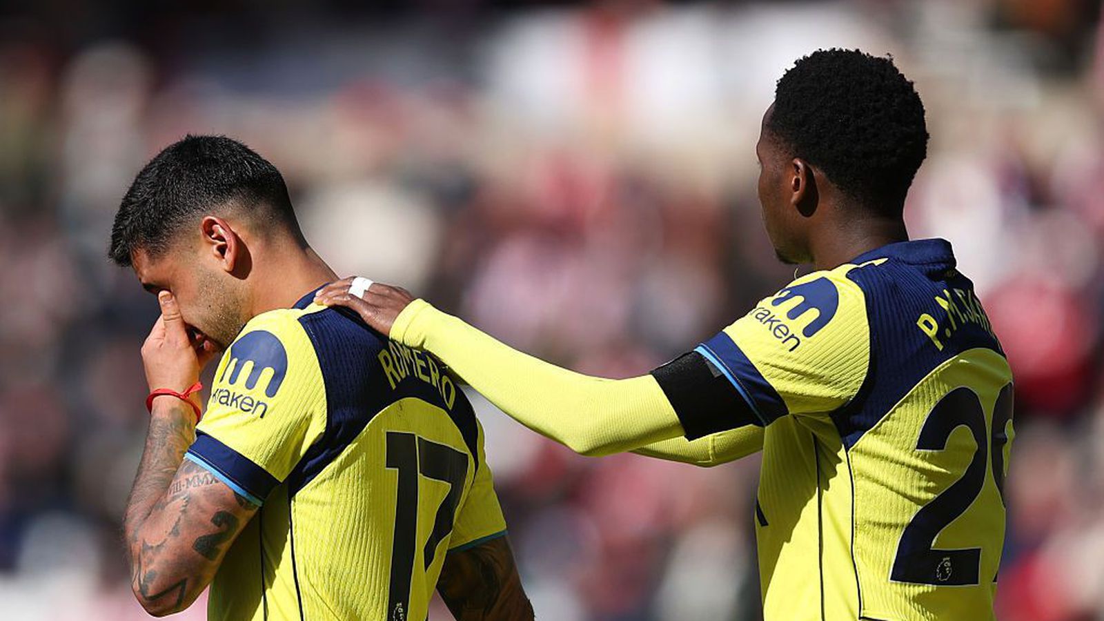 Spurs á­fram í fallsæti og fyrir­liðinn grátandi af velli