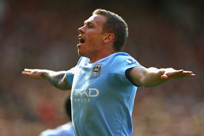 Craig Bellamy fagnar marki í leik City og United um helgina.