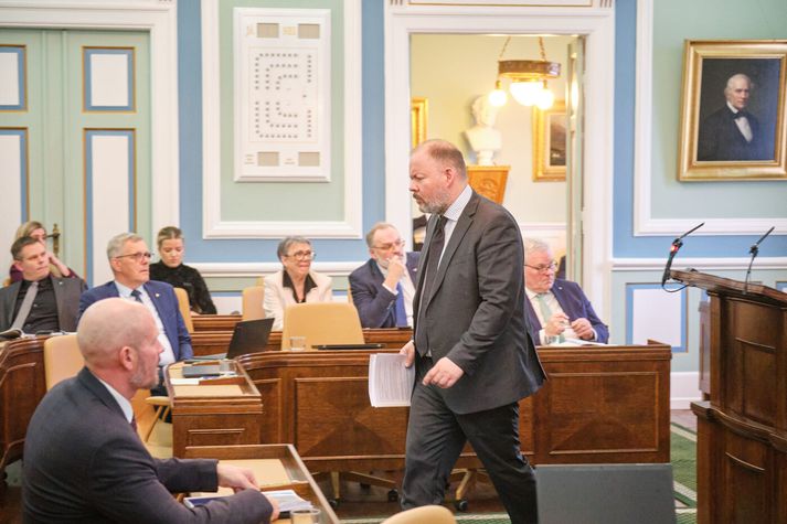 Þingmenn munu ræða sölu á eignarhlut ríkisins í Íslandsbanka á þingfundi í dag.