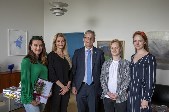 Á myndinni má sjá Tinnu Laufey og samstarfsfólki hennar, þeim Eddu Björk Þórðardóttur, Brynju Jónbjarnardóttur og Gísla Gylfasyni ásamt Jóni Atla Benediktssyni, rektor Háskóla Íslands.