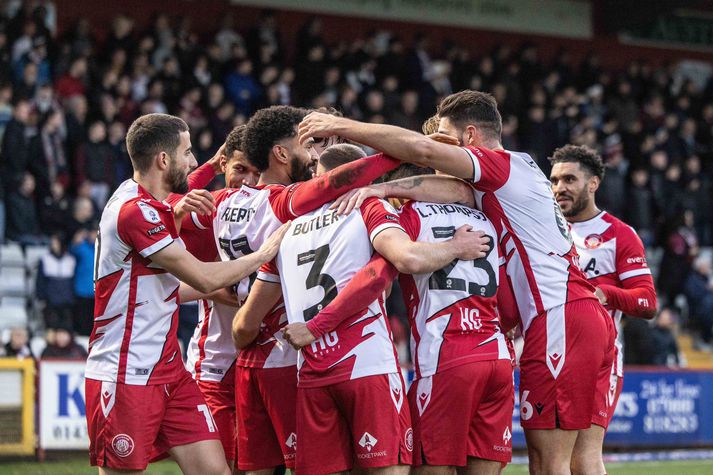 Leikmenn Stevenage fagna marki