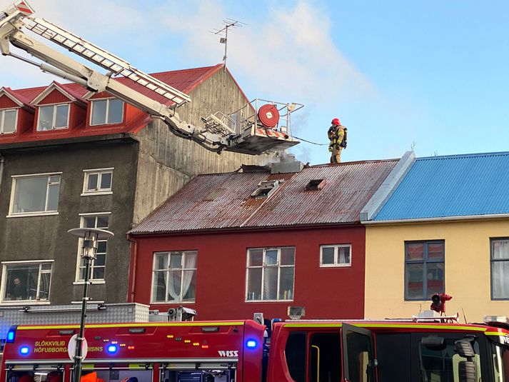 Kannabisræktun var í risi hús þar sem að eldur kom upp um miðjan apríl.
