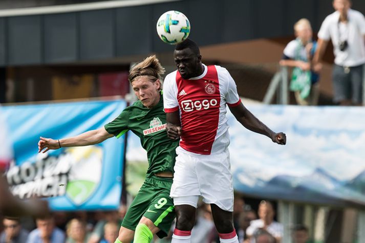 Aron í baráttunni við Davinson Sánchez, leikmann Ajax.