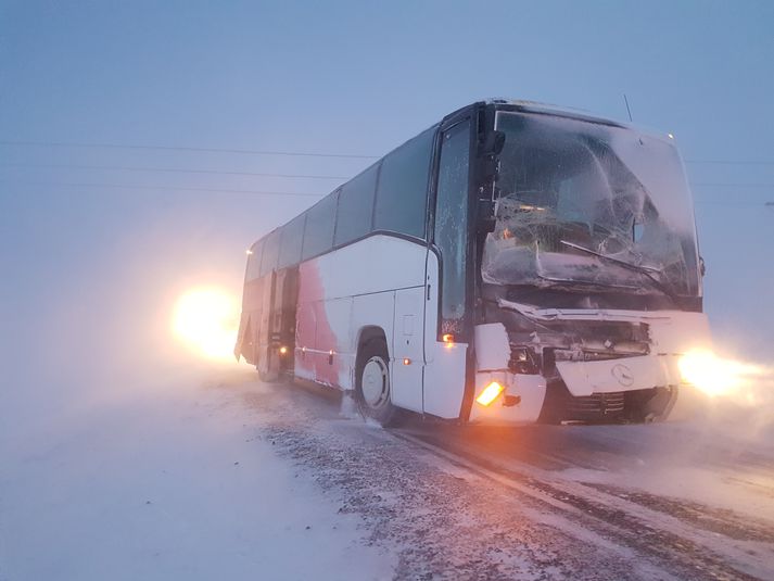 Rútan var nokkuð löskuð eftir áreksturinn við snjóruðningstækið. Nokkrir farþegar slösuðust lítillega.