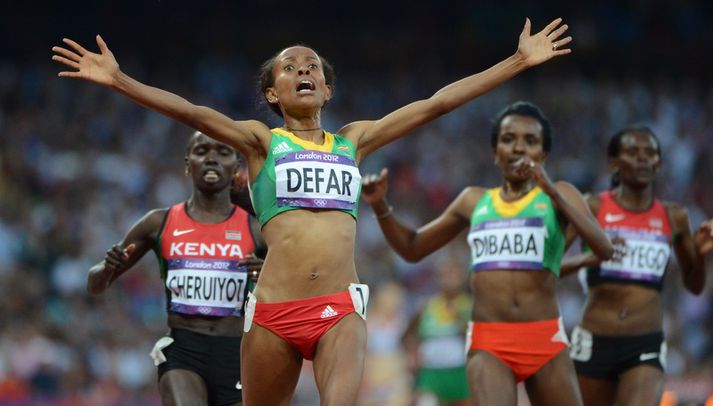 Meseret Defar kemur hér í mark í hlaupinu.