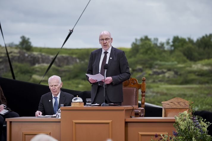 Spjótin beinast nú að Steingrími J. Sigfússyni forseta Alþingis sem hér sést ásamt Helga Bernódussyni skrifstofustjóra Alþingis, baðaður í hinni rándýru lýsingu.