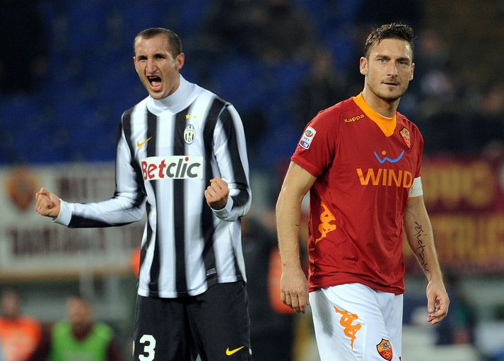 Totti svekktur eftir að hafa klúðrað víti gegn Juve.