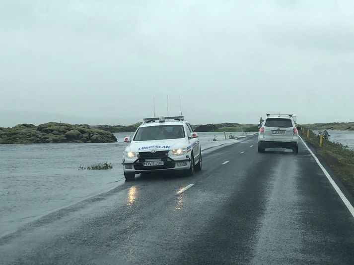 Frá þjóðvegi 1 við afleggjarann að Skál þar sem flæddi yfir veginn i gær