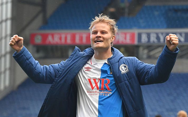 Andri Lucas fagnar eftir sigurleik með Blackburn.