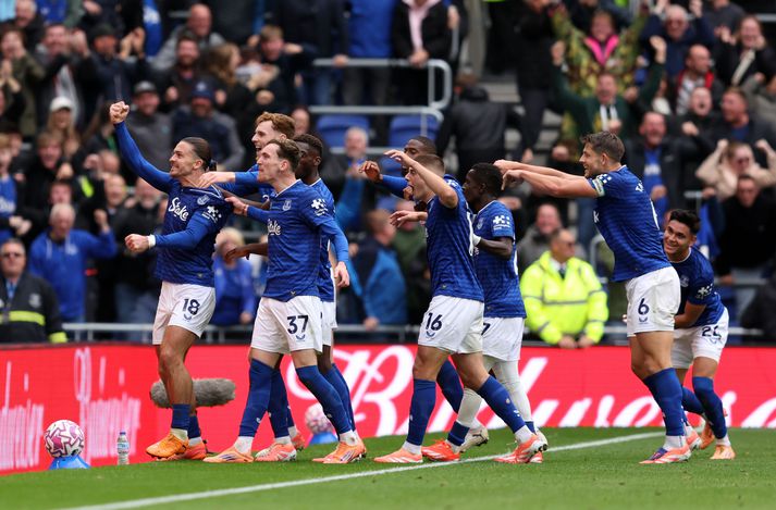 ack Grealish og félagar í Everton fagna sigurmarki sínu í dag.