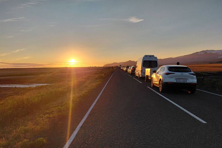 Bíll við bíl á Suðurlandi. 