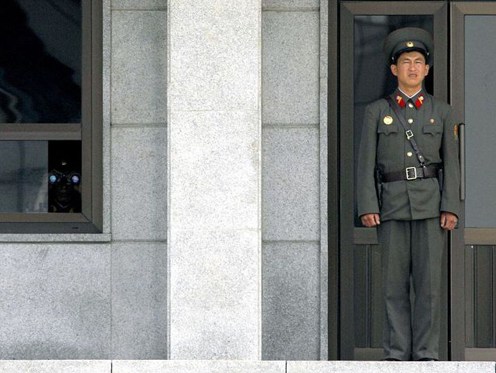 Tveir norður-kóreskir hermenn horfa stíft suður yfir landamærin. fréttablaðið/AFP