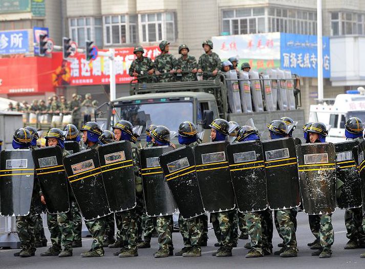 Gráir fyrir járnum Kínverskir hermenn fjölmenna þessa dagana í Urumqi, höfuðborg Xinjiang-héraðs.
nordicphotos/AFP