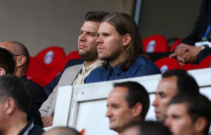 Róbert Gunnarsson og Mikkel Hansen í stúkunni á leik með fótboltaliði PSG.