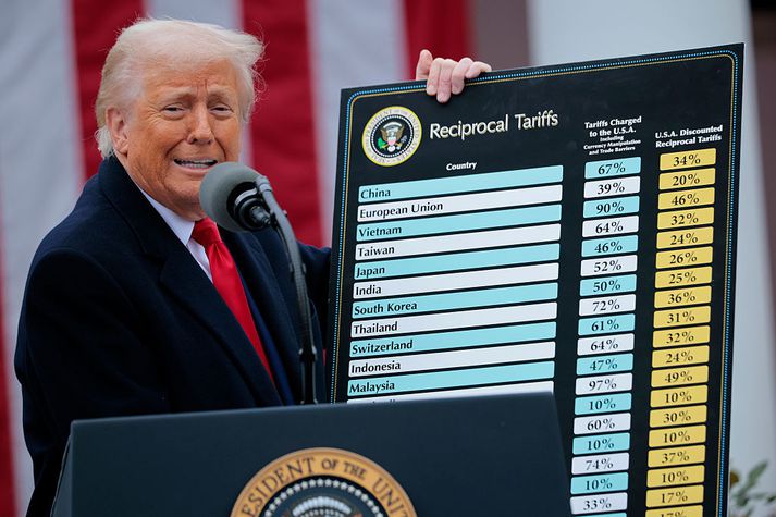 Donald Trump sýndi tollaáform Bandaríkjanna á stóru spjaldi. 