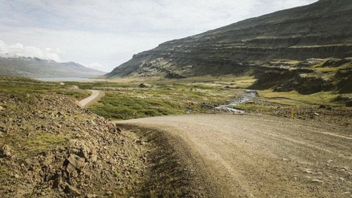 Mynd sem fylgir skýrslu um hvernig fyrsti þjóðvegur Grænlands muni líta út, þegar búið verður að byggja hann upp sem bílveg í sex metra breidd. Sveitarfélagið Qeqqata býður vegagerðina út.