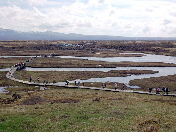 Erlendir ferðamenn hafa fjölmennt í þjóðgarðinn á Þingvöllum undanfarna daga.