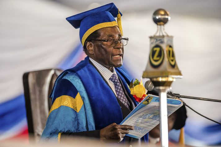 Robert Mugabe, forseti Simbabve, kom fram opinberlega í fyrsta sinn í gær síðan herinn tók völdin í landinu.