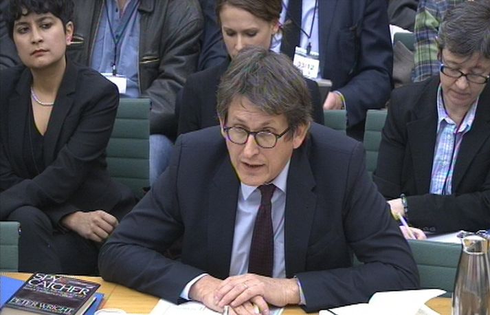 Alan Rusbridger, ritstjóri Guardians, í yfirheryslu hjá innanríkismálanefnd breska þingsins í dag.