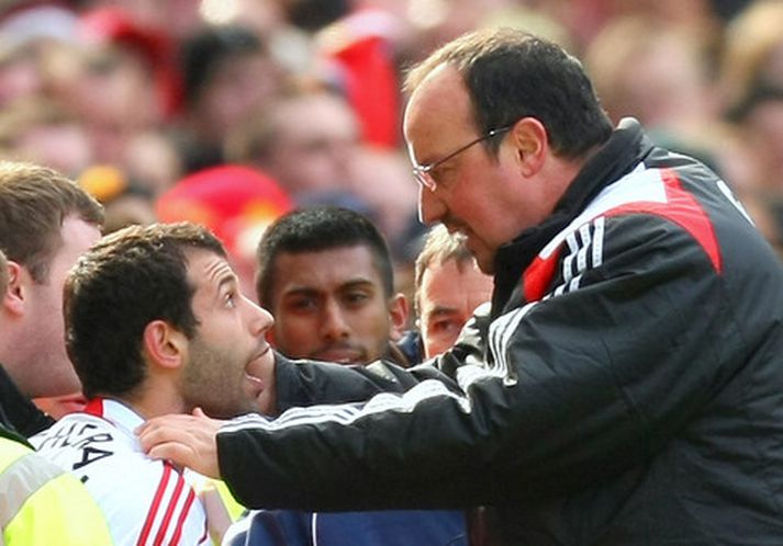 Rafael Benitez reynir að róa Javier Mascherano niður.