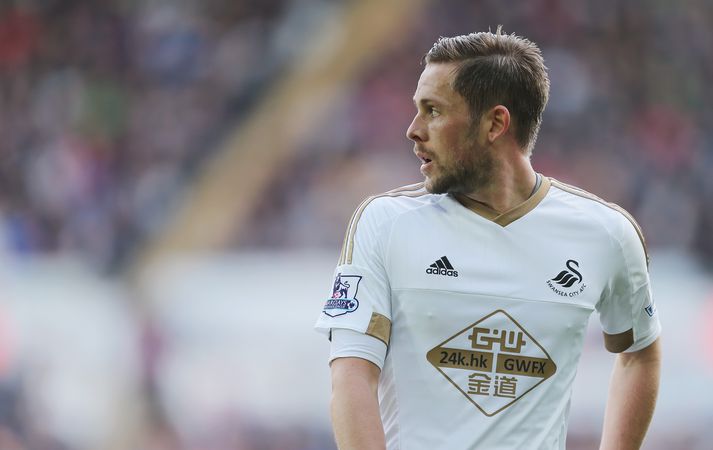 Gylfi í leik með Swansea.