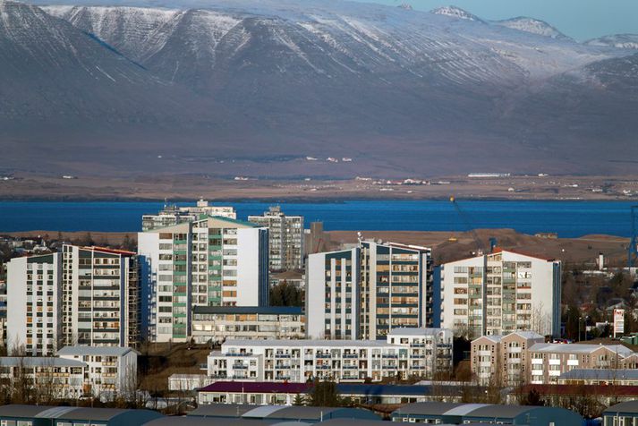 Þrjú ungmenni, 17-19 ára, ákærð fyrir að hafa veist að lögreglumönnum og hótað þeim lífláti.