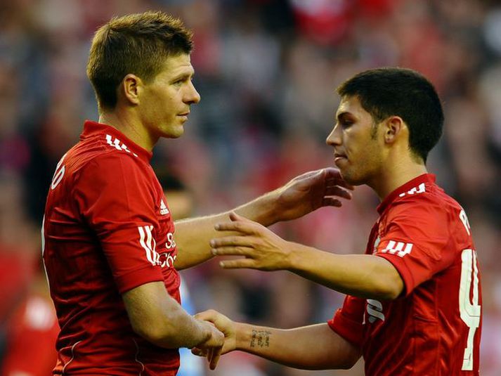 Daniel Pacheco með Steven Gerrard, fyrirliða Liverpool.