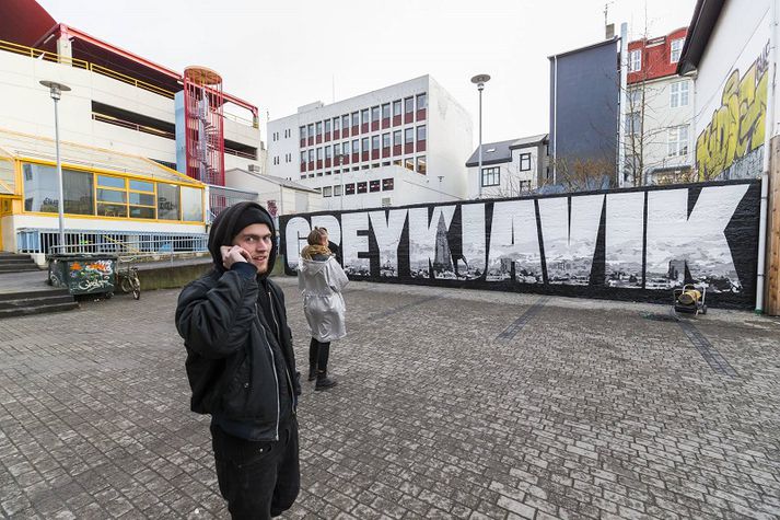 Starfsmenn Skiltamálunar Reykjavíkur hafa barist við veður og vind síðustu daga á meðan verkið var málað á vegginn.