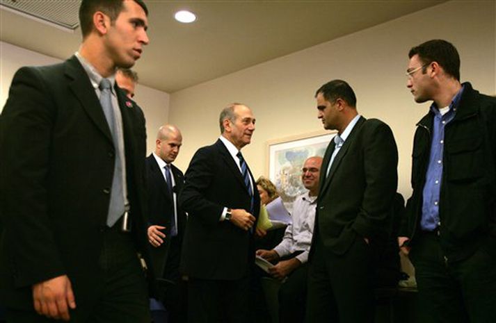Ehud Olmert, fyrir miðju, kemur til fundar með blaðamönnum.