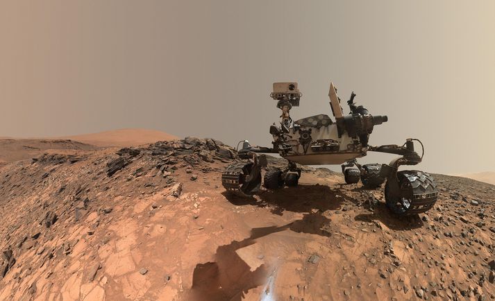 Könnunarfarið Curiosity á yfirborði Mars.