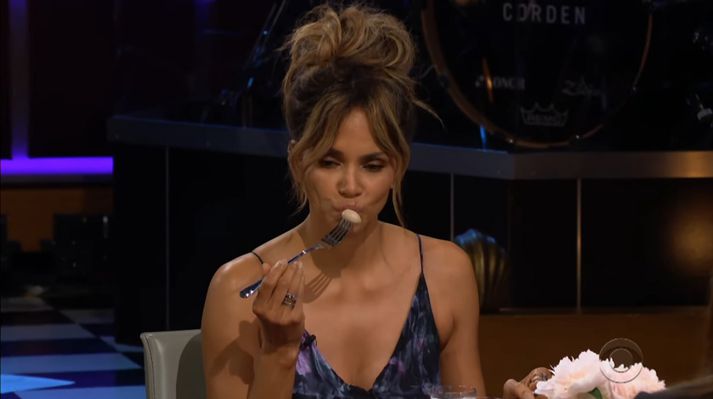 Halle Berry að jappla á eista.