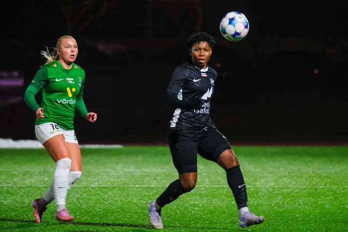 Kristín Dís í baráttunni við Joy Ogochuckwu í fyrri leik Breiðabliks og Fortuna Hjörring.