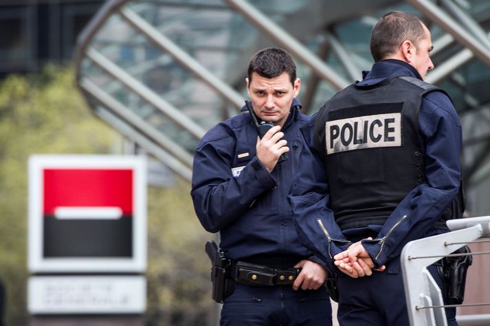 Lögreglan á vettvangi fyrir utan turn Societé Generale í París.