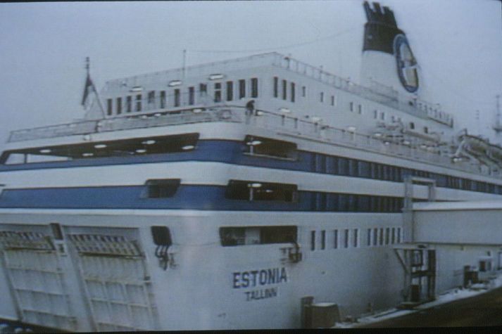 Alls voru um þúsund manns um borð +i Estonia þegar ferjan sökk. 137 manns komust lífs af, en 852 fórust.