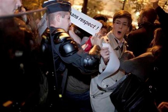 Mótmæli fyrir utan leikhúsið.