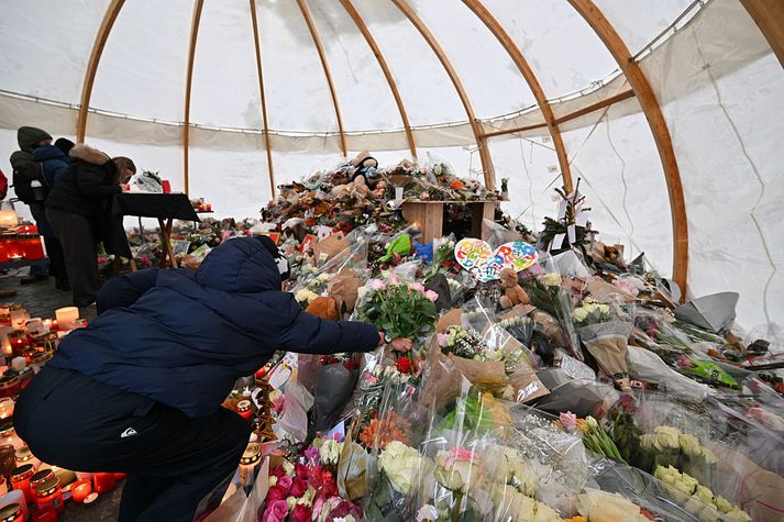 Minnisvarðinn er fullur af blómvöndum, böngsum, kertum og skilaboðum. 