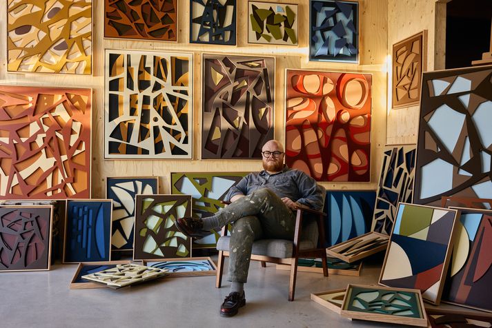 Pétur Geir hefur sérhæft sig í lágmyndum þar sem hann leikur sér með dýpt og samspil skugga og birtu.