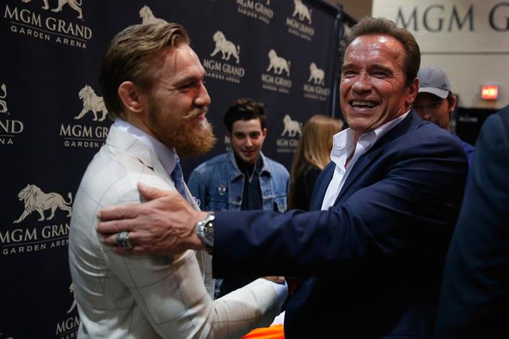 Schwarzenegger heilsar upp á Conor síðasta sumar.
